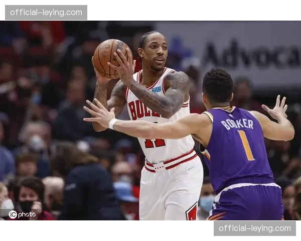 开拓者vs公牛中场休息，德罗赞与拉文进行三分投篮练习