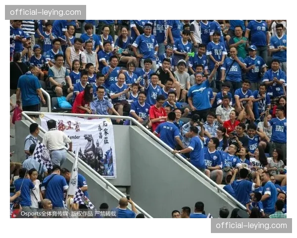 小球迷冲入场内拥抱偶像维尼修斯,随后被安保带离 小球迷冲入场内拥抱偶像维尼修斯,随后被安保带离