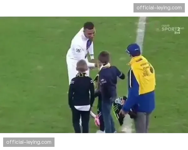 巴黎圣日耳曼基金会举办社区活动，姆巴佩与内马尔参与指导小球童