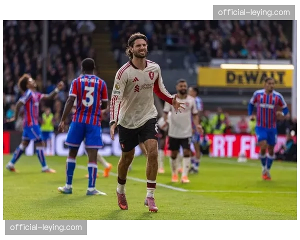 镜头捕捉：利物浦vs水晶宫，萨拉赫在无球状态下示意教练组请求换人