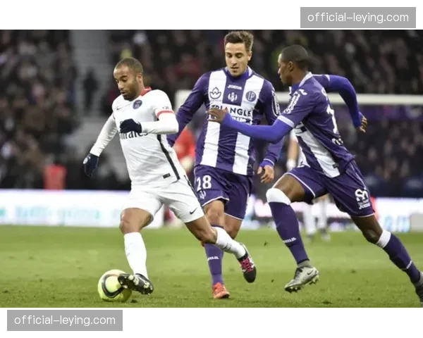 巴黎新任市长格雷瓜尔现场观看巴黎对阵图卢兹比赛